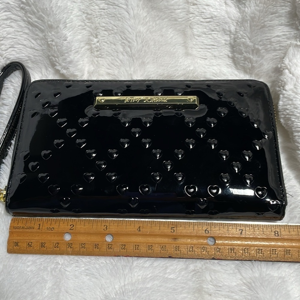 Betsey Johnson Heart Embossed Black Patent Leather Wristlet Wallet - Picture 3 of 14